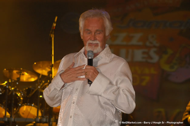 Kenny Rogers @ The Aqueduct on Rose Hall - Friday, January 26, 2007 - 10th Anniversary - Air Jamaica Jazz & Blues Festival 2007 - The Art of Music - Tuesday, January 23 - Saturday, January 27, 2007, The Aqueduct on Rose Hall, Montego Bay, Jamaica - Negril Travel Guide, Negril Jamaica WI - http://www.negriltravelguide.com - info@negriltravelguide.com...!