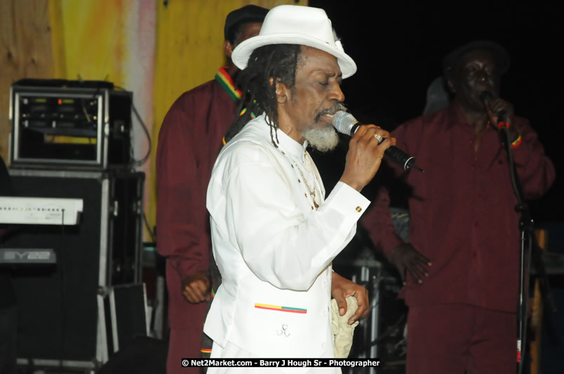 Bunny Wailer & King Yellowman at Bourbon Beach - Monday, February 25, 2008 - Bourbin Beach Restaurant, Bar, Oceanfront Accommodatioins, Live Reggae Music & Disco, Norman Manley Boulevard, Negril, Westmoreland, Jamaica W.I. - Photographs by Net2Market.com - Barry J. Hough Sr, Photographer - Negril Travel Guide, Negril Jamaica WI - http://www.negriltravelguide.com - info@negriltravelguide.com...!