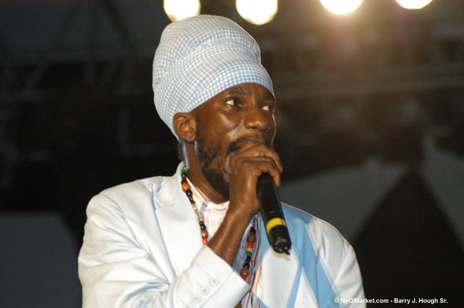 Sizzla - Red Stripe Reggae Sumfest 2005 - Dancehall Night - July 21th, 2005 - Negril Travel Guide, Negril Jamaica WI - http://www.negriltravelguide.com - info@negriltravelguide.com...!