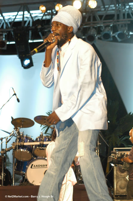 Sizzla - Red Stripe Reggae Sumfest 2005 - Dancehall Night - July 21th, 2005 - Negril Travel Guide, Negril Jamaica WI - http://www.negriltravelguide.com - info@negriltravelguide.com...!