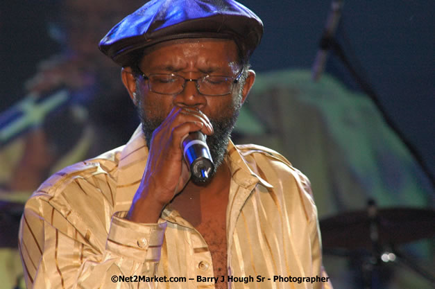 Beres Hammond - Red Stripe Reggae Sumfest 2007 - Zenith - Saturday, July 21, 2007 - Catherine Hall, Montego Bay, St James, Jamaica W.I. - Negril Travel Guide, Negril Jamaica WI - http://www.negriltravelguide.com - info@negriltravelguide.com...!