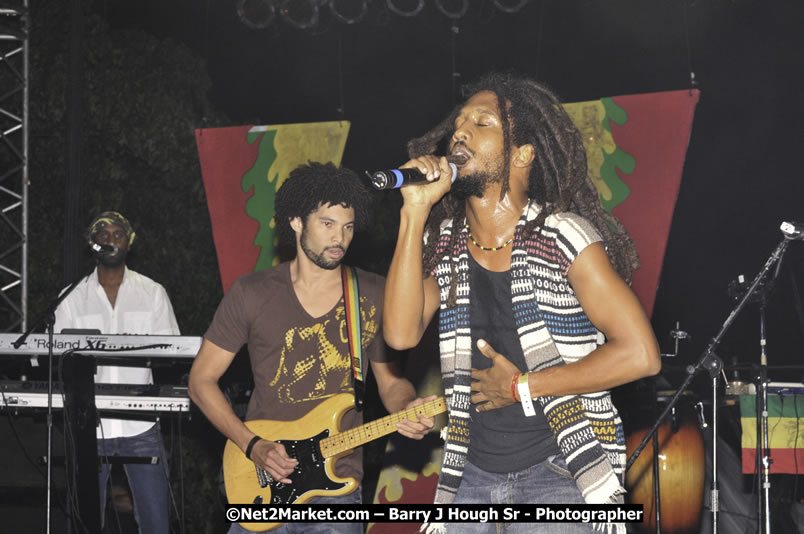 Rootz Underground @ Red Stripe Reggae Sumfest 2008 International Night 2, Catherine Hall, Montego Bay - Saturday, July 19, 2008 - Reggae Sumfest 2008 July 13 - July 19, 2008 - Photographs by Net2Market.com - Barry J. Hough Sr. Photojournalist/Photograper - Photographs taken with a Nikon D300 - Negril Travel Guide, Negril Jamaica WI - http://www.negriltravelguide.com - info@negriltravelguide.com...!