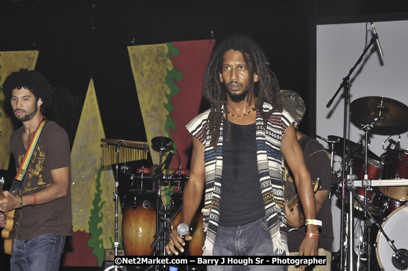 Rootz Underground @ Red Stripe Reggae Sumfest 2008 International Night 2, Catherine Hall, Montego Bay - Saturday, July 19, 2008 - Reggae Sumfest 2008 July 13 - July 19, 2008 - Photographs by Net2Market.com - Barry J. Hough Sr. Photojournalist/Photograper - Photographs taken with a Nikon D300 - Negril Travel Guide, Negril Jamaica WI - http://www.negriltravelguide.com - info@negriltravelguide.com...!