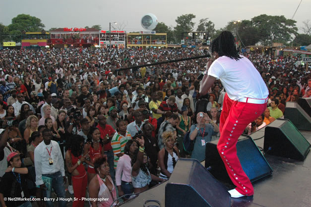 Beenie Man - Red Stripe Reggae Sumfest 2006 - Stormfront - The Blazing Dance Hall Night - Thursday, July 20, 2006 - Catherine Hall Venue - Montego Bay, Jamaica - Negril Travel Guide, Negril Jamaica WI - http://www.negriltravelguide.com - info@negriltravelguide.com...!