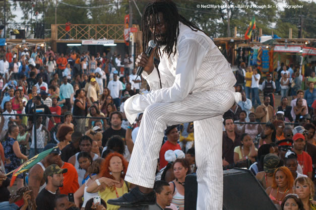 Buju Banton - Red Stripe Reggae Sumfest 2006 - The Summit - Jamaica's Greatest, The World's Best - Saturday, July 22, 2006 - Montego Bay, Jamaica - Negril Travel Guide, Negril Jamaica WI - http://www.negriltravelguide.com - info@negriltravelguide.com...!