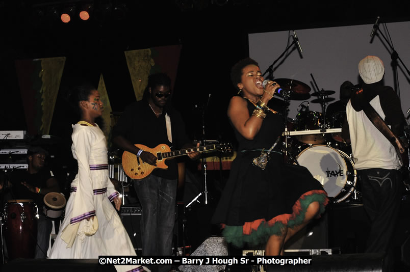 Etana @ Reggae Sumfest 2008 International Night 2, Catherine Hall, Montego Bay - Saturday, July 19, 2008 - Reggae Sumfest 2008 July 13 - July 19, 2008 - Photographs by Net2Market.com - Barry J. Hough Sr. Photojournalist/Photograper - Photographs taken with a Nikon D300 - Negril Travel Guide, Negril Jamaica WI - http://www.negriltravelguide.com - info@negriltravelguide.com...!