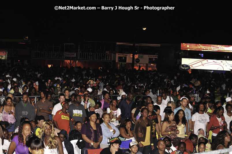 T - Pain @ Reggae Sumfest 2008 International Night 2, Catherine Hall, Montego Bay - Saturday, July 19, 2008 - Reggae Sumfest 2008 July 13 - July 19, 2008 - Photographs by Net2Market.com - Barry J. Hough Sr. Photojournalist/Photograper - Photographs taken with a Nikon D300 - Negril Travel Guide, Negril Jamaica WI - http://www.negriltravelguide.com - info@negriltravelguide.com...!