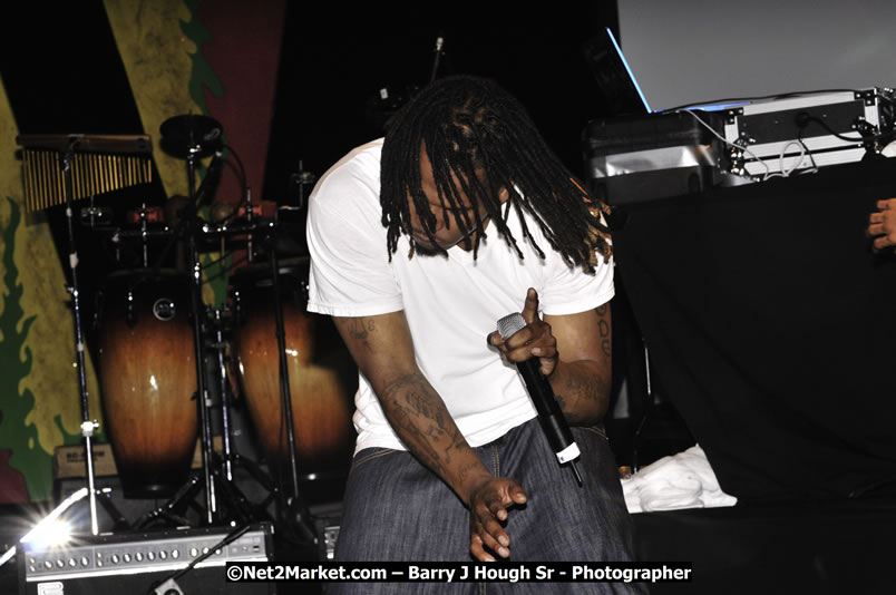 T - Pain @ Reggae Sumfest 2008 International Night 2, Catherine Hall, Montego Bay - Saturday, July 19, 2008 - Reggae Sumfest 2008 July 13 - July 19, 2008 - Photographs by Net2Market.com - Barry J. Hough Sr. Photojournalist/Photograper - Photographs taken with a Nikon D300 - Negril Travel Guide, Negril Jamaica WI - http://www.negriltravelguide.com - info@negriltravelguide.com...!