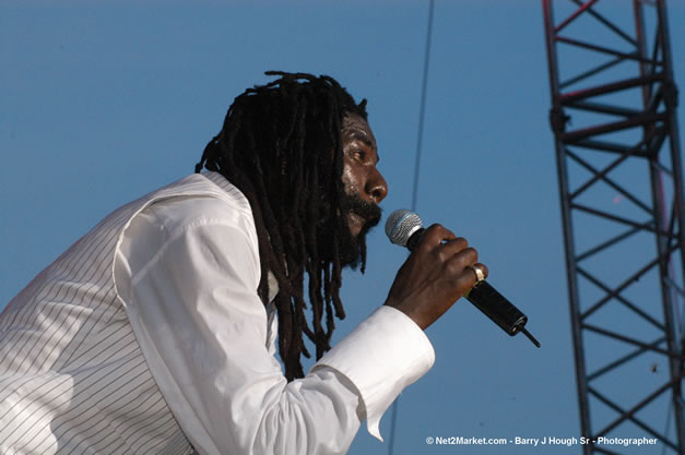 Buju Banton - Red Stripe Reggae Sumfest 2006 - The Summit - Jamaica's Greatest, The World's Best - Saturday, July 22, 2006 - Montego Bay, Jamaica - Negril Travel Guide, Negril Jamaica WI - http://www.negriltravelguide.com - info@negriltravelguide.com...!